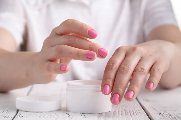 Hermosa Mujer Usando Producto Para Cuidado Piel Crema Hidratante Loción — Foto de Stock