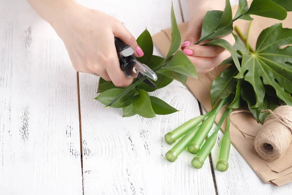 Kadın çiçekçi yapmak buket tablo çalışma süreci