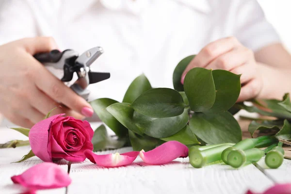 Florista Mujer Haciendo Hermoso Arreglo Flores —  Fotos de Stock