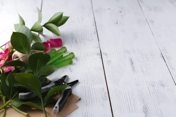 Çiçekçi arka plan üzerinde beyaz ahşap masa kopya alanı ile