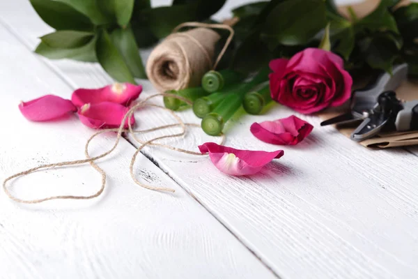 Beyaz tahta masada çiçek arka plan yapmak çiçek dekorasyon