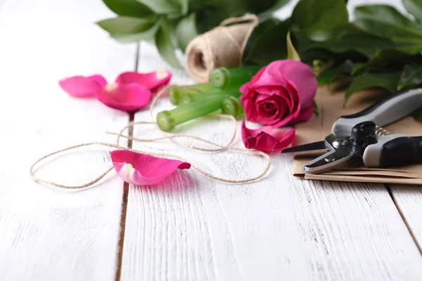 Beyaz tahta masada çiçek arka plan yapmak çiçek dekorasyon