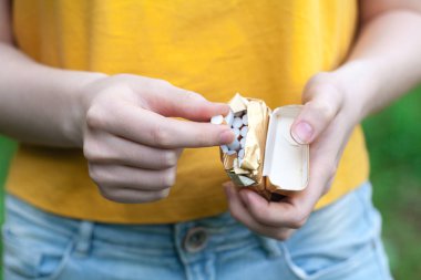 El, bir kötü alışkanlık sigara ile genç erkek