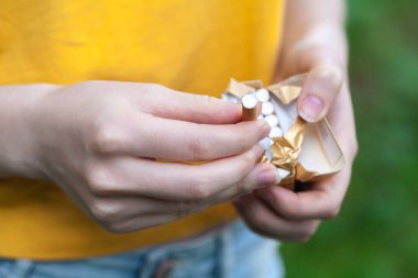 El, bir kötü alışkanlık sigara ile genç erkek