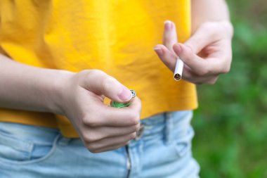 El, bir kötü alışkanlık sigara ile genç erkek