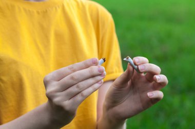 Tütün bağımlılığı. Nikotin duman. Kız sigara frenler. Sağlıksız, tehlike, narkotik, kötü alışkanlık. Beyaz filtre. Sağlık riski, kanser hastalığı. Bırak, toksik ilaç durdurmak. Yaşam tarzı kavramı. El paketi