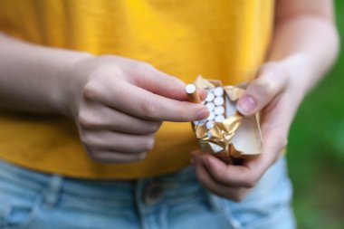 Sigara paketi almak reddederek sağlıklı genç kadın