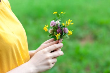 kadın holding kır çiçekleri