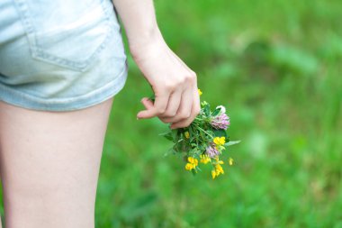 kadın holding kır çiçekleri