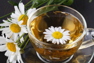 Bir papatya ile bitkisel çay