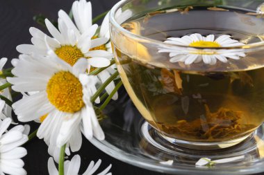 Papatya çay ahşap plakalar üzerinde papatya çiçeği ile