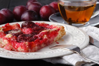 Tatlı Erik köfte çanak üzerinde