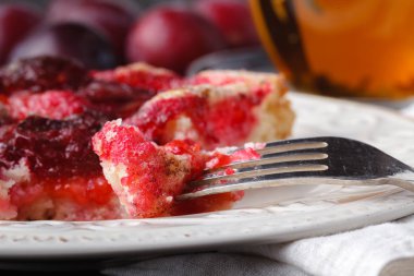 Tatlı Erik köfte çanak üzerinde