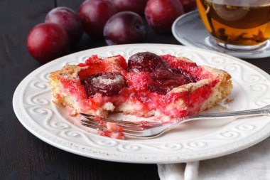 Tatlı Erik köfte çanak üzerinde