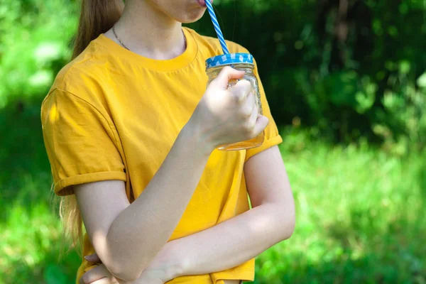 Молодая Женщина Пьет Вкусный Смузи Стеклянной Банке Питьевой Соломой — стоковое фото