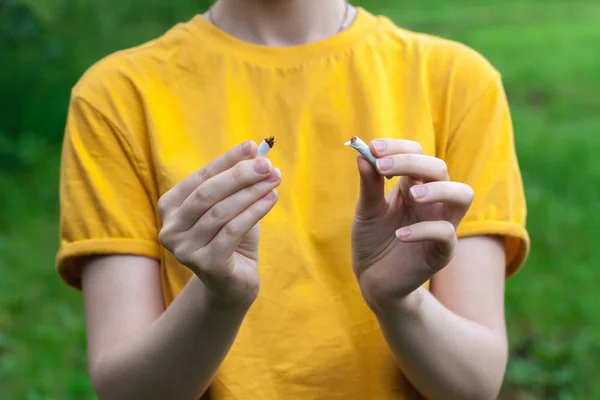 Hört Auf Zigaretten Rauchen Porträt Eines Schönen Lächelnden Mädchens Das — Stockfoto