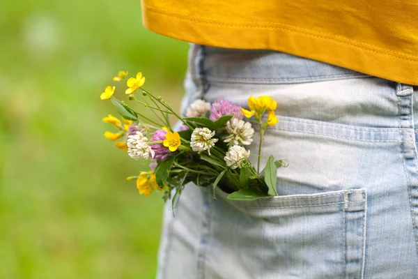 kır çiçekleri mavi kot pantolon cebinde