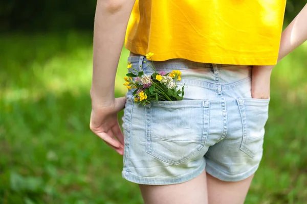 ジーンズのズボン 夏コンセプトの大きなポケットの花します — ストック写真