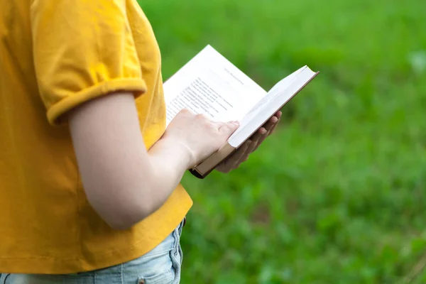 夏の公園で若い女性の読書 — ストック写真