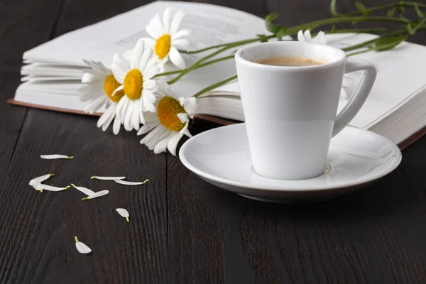 Bøker Med Blomsterbukett – stockfoto