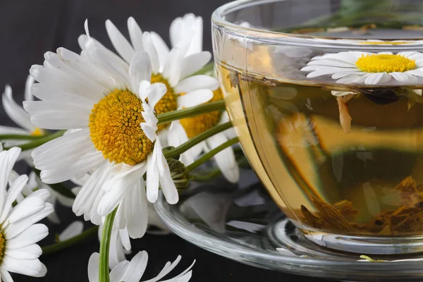 Taza Manzanilla Con Flores Margarita Fresca Sobre Fondo Madera Tratamiento — Foto de Stock