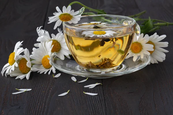 Papatya çay ahşap plakalar üzerinde papatya çiçeği ile