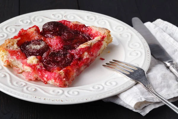 Ev yapımı tüy pasta rustik arka plan üzerinde