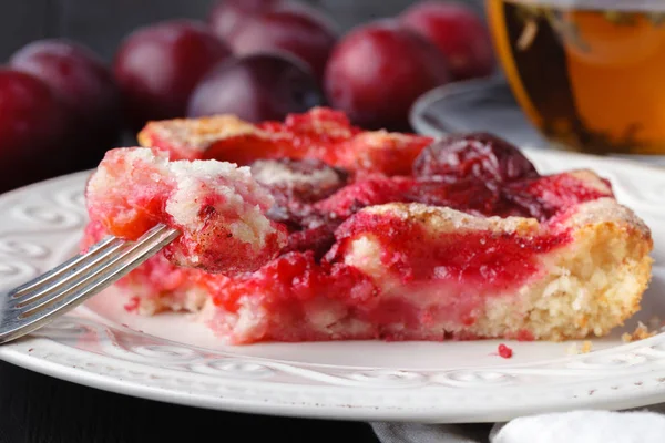 Organik Erik ile lezzetli kuru üzümlü kek