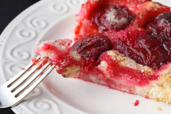 Organik Erik ile lezzetli kuru üzümlü kek