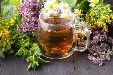 Ahşap masa nane ile taze bitki çayı fincan. Seçici odak