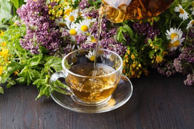 Ahşap masa nane ile taze bitki çayı fincan. Seçici odak