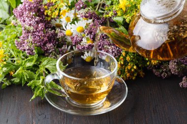 Nane çayı masada bardak