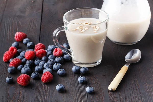 Batido Avena Saludable Casero Con Bayas Sobre Fondo Rústico Madera —  Fotos de Stock