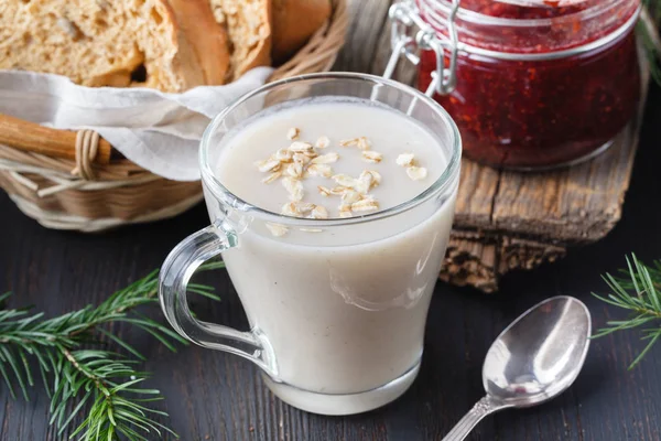 Yulaf ezmesi içki sağlıklı beslenme ve diyet kavramı için yenileme, vegan yemek