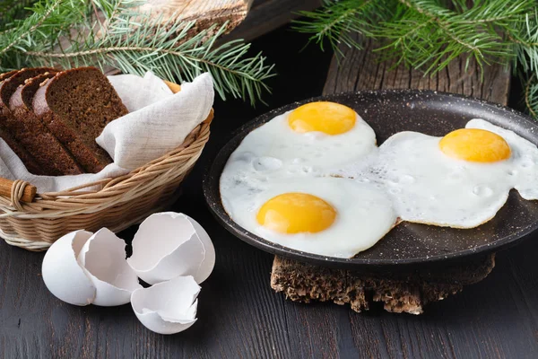 Telur Goreng Dengan Roti Panggang Dan Minuman Sarapan Tradisional — Stok Foto