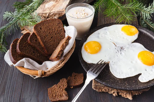 Telur Goreng Dengan Roti Panggang Dan Minuman Sarapan Tradisional — Stok Foto