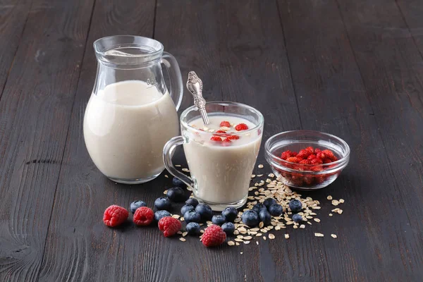 Desayuno Saludable Con Leche Avena Casera —  Fotos de Stock