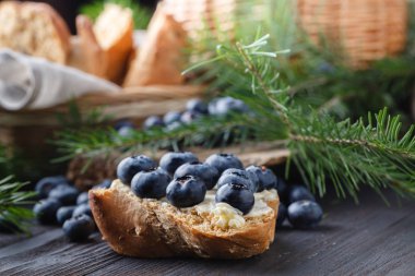 Böğürtlenli reçel ve rustik bir masada meyve taze ekmek