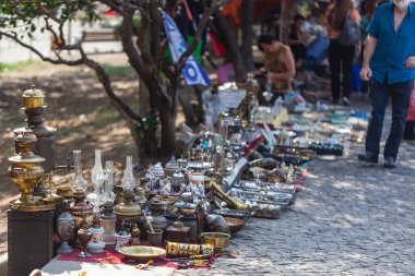 Nesneleri beeing hafta sonu bit pazarı şehir merkezinde, selled ile Pazar boot. Arka planda meraklı ziyaretçiler