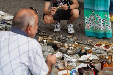 Nesneleri beeing hafta sonu bit pazarı şehir merkezinde, selled ile Pazar boot. Arka planda meraklı ziyaretçiler