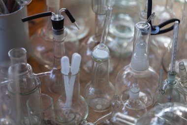 Sağlık Gereçleri satan yerel bit pazarı