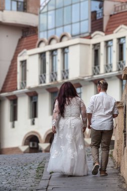 Düğün sahneleri şişman gelin ve damat düğün ile yürümek