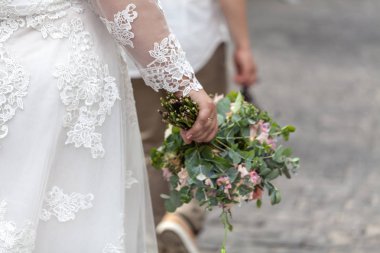 Damat ile gelini yürüyüş sokak