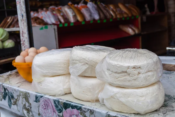 İkinci el ticari işler ve antika antika eski Retro Vintage şey kuru Köprüsü'nde Tiflis bit pazarı içinde