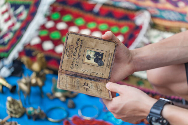 Торговля подержанными вещами и антиквариатом на блошином рынке старинных ретро-старинных вещей на сухом мосту в Тбилиси
