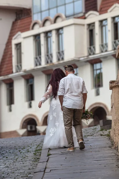 Wandeling Van Bruid Met Bruidegom Straat — Stockfoto