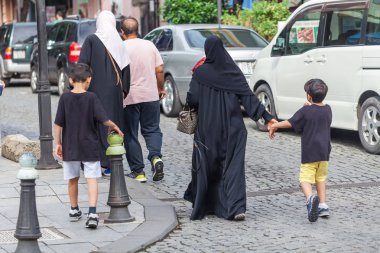 Tanınmayan insanlar şehirde yürüyüş sahip