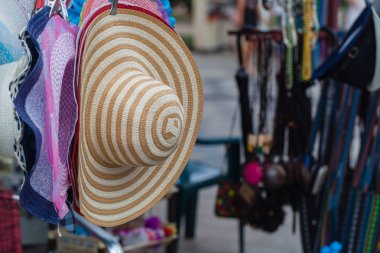 Renkli şapka ürün üzerinde yerel semt pazarı