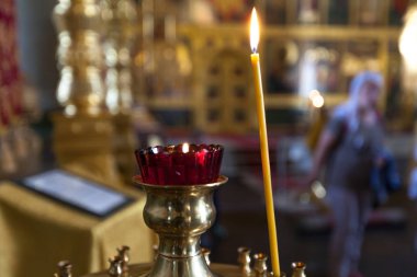 İç yanan mumlarla bir Rus ortodox kilisesinde. Sıradan kilise Close-up