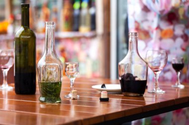 Meyve ve alkol ile ev yapımı likör